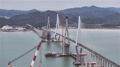市域铁路象山港跨海大桥两座主塔双双封顶